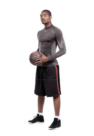 Foto de Fitness, serio y retrato de hombre negro con desafío de baloncesto, confianza y entrenamiento muscular. Deportes bienestar, salud y atleta profesional de pie con pelota aislada sobre fondo blanco - Imagen libre de derechos