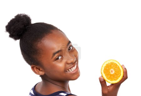 Foto de Oferta, salud y retrato de niña y naranja en estudio para nutrición, bienestar y dieta. Comida, autocuidado y vitamina C con cara de estudiante africano y fruta sobre fondo blanco para maqueta de fibra. - Imagen libre de derechos