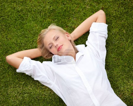 Téléchargez les photos : Détendez-vous, la paix et la femme dormant sur l'herbe avec zen, libre ou journée de repos vue sur la sieste en plein air. Jardin, rêver et au-dessus de la femme se reposant dans la nature, bien-être et profiter de moi le temps, pause ou week-end. - en image libre de droit