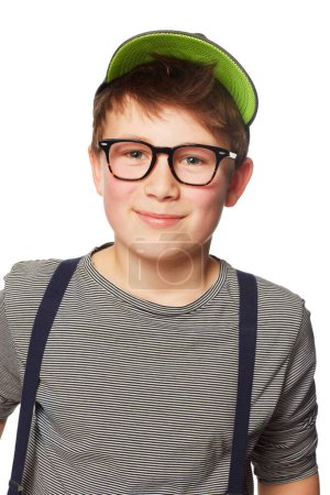 Téléchargez les photos : Portrait, mode et lunettes et un geek garçon en studio isolé sur fond blanc pour un style intelligent. Enfants, souriez et lunettes avec un jeune enfant geek confiant dans une tenue décontractée. - en image libre de droit