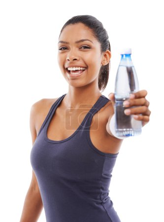 Téléchargez les photos : Femme heureuse, fitness et portrait avec bouteille d'eau en studio pour l'exercice, l'entraînement et le bien-être sur fond blanc. Athlète africain avec boisson pour l'hydratation, la nutrition et une alimentation saine pour l'énergie. - en image libre de droit