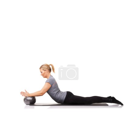 Foto de Equilibrio de mujer, bola y brazo en esterilla de yoga para estirarse hacia atrás, rendimiento de pilates o fondo blanco. Persona femenina, equipo de gimnasio y fitness en estudio para espacio de maqueta, desafío o flexibilidad. - Imagen libre de derechos