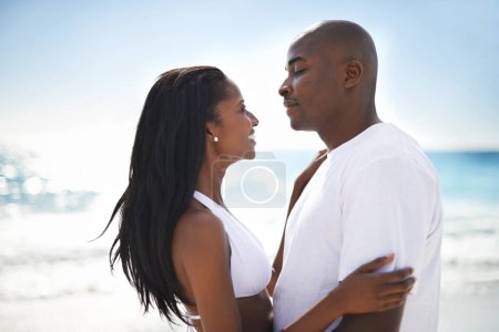 Téléchargez les photos : Joyeux, amour et jeune couple noir à la plage pour des vacances de la Saint-Valentin, des vacances ou de l'aventure. Sourire, romance et homme et femme africains lors d'un rendez-vous au bord de l'océan ou de la mer en week-end ensemble - en image libre de droit