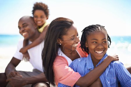 Téléchargez les photos : Sourire, amour et famille noire à la plage ensemble pour des vacances tropicales, aventure ou vacances. Joyeux, voyage et jeunes parents africains avec des filles enfants par l'océan pour le week-end de liaison voyage - en image libre de droit