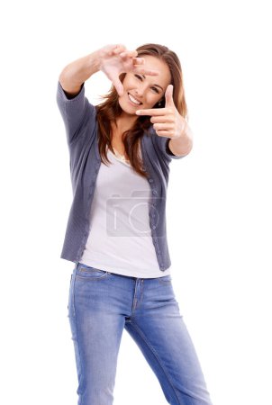 Téléchargez les photos : Portrait, femme heureuse et cadre de doigt en studio pour revoir la photo de profil, vérifier la composition créative et bordure sur fond blanc. Perspective de planification de modèle pour la photographie de selfie parfait. - en image libre de droit