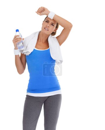 Téléchargez les photos : Fitness, bouteille d'eau et femme fatiguée dans un studio en pause pour l'exercice, l'entraînement ou l'entraînement. Sport, perte de poids et jeune femme avec serviette et boisson d'hydratation isolé par fond blanc - en image libre de droit
