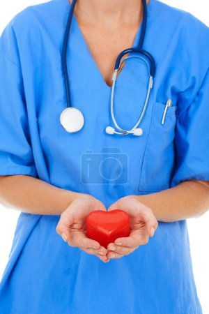 Téléchargez les photos : Coeur, mains et médecin en cardiologie pour les soins de santé, personne avec charité et soutien sur fond blanc. Santé cardiovasculaire, confiance et gentillesse avec amour, professionnel de la santé en studio et soins. - en image libre de droit
