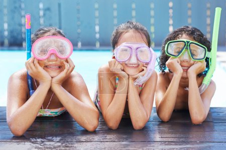 Foto de Piscina, sonrisa y retrato de niños con gafas para la natación, la actividad o la diversión hobby. Niños felices, snorkel y niña con equipo para la habilidad o trucos en el agua del patio trasero al aire libre en casa - Imagen libre de derechos
