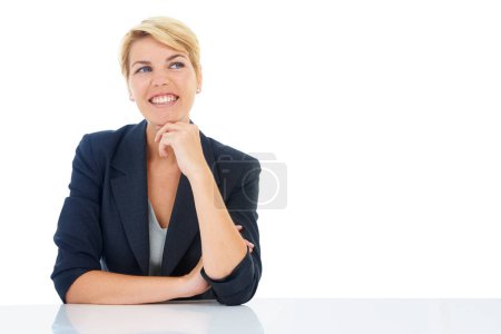 Téléchargez les photos : Femme d'affaires au bureau, pensant avec sourire et inspiration pour les professionnels en maquette de studio. Brainstorming, planification et consultant heureux avec idée, décision ou choix sur fond blanc - en image libre de droit