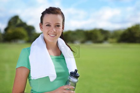 Foto de Mujer, fitness y clase de hierba verde en la naturaleza para hacer ejercicio o ejercicio con entrenador al aire libre. Persona femenina o grupo de atletas activos en entrenamiento en equipo para motivación o comunidad deportiva en el campo. - Imagen libre de derechos
