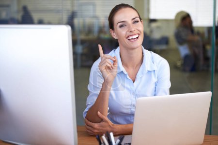 Téléchargez les photos : Portrait de femme d'affaires avec ordinateur portable, idée et confiance dans la carrière boursière dans le bureau moderne. Sourire, fierté et conseil professionnel gestionnaire à l'agence d'investissement avec opportunité en ligne - en image libre de droit