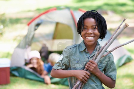 Téléchargez les photos : Bois, camping ou portrait d'enfant africain dans la nature jouer, aventure ou vacances dans le parc. Détendez-vous, collectez ou heureux enfant avec sourire ou bâtons dans les bois, le jardin ou la forêt pour la randonnée ou le bien-être. - en image libre de droit