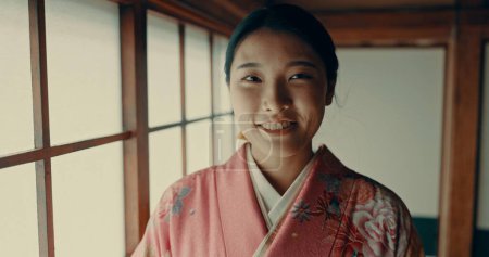 Téléchargez les photos : Cérémonie, portrait et femme japonaise en kimono dans la chambre Chashitsu à la mode traditionnelle. Vintage, style et fille avec fierté ou bonheur pour la culture ancienne et sourire en vêtements autochtones. - en image libre de droit