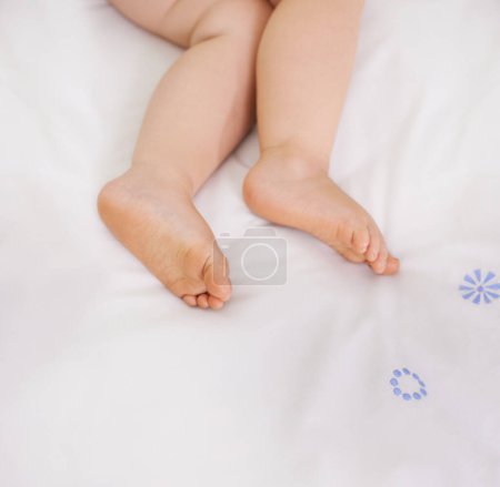 Téléchargez les photos : Bébé dormant, pieds et vue sur le dessus sur le lit pour se détendre, le confort et le calme à la maison sur l'espace de maquette. Tout-petit, au-dessus et gros plan de pied mignon, les jambes de l'enfant adorable et le jeune enfant reposant dans la paix dans la chambre. - en image libre de droit