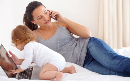 Téléchargez les photos : Travail, maman et appel téléphonique avec bébé sur ordinateur portable multitâche à la maison. Enfant, enfant et mère occupés avec un ordinateur et un smartphone pour le travail à distance, la productivité et la communication en ligne dans la chambre. - en image libre de droit