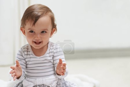 Foto de Bebé, feliz y jugando en el suelo, el desarrollo infantil y el crecimiento del bebé con la cara, sentado y en casa. Chica, alegre y saludable en buen humor, la infancia y alegre con entusiasmo, niño y adorable. - Imagen libre de derechos