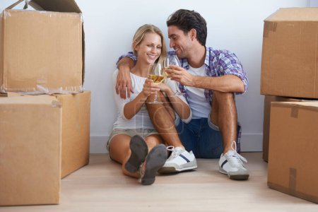 Foto de Salud, cajas y pareja con champán en la nueva sala de estar para desempacar y moverse juntos. Feliz, amor y joven hombre y mujer de Australia con paquetes de vino y cartón en el apartamento - Imagen libre de derechos