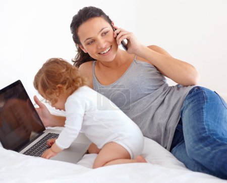 Foto de Trabajo, llamada telefónica y mamá con el bebé en el ordenador portátil multitarea en casa. Bebés, niños y madres ocupados con computadoras y teléfonos inteligentes para el trabajo remoto, la productividad y la comunicación en línea en el dormitorio. - Imagen libre de derechos