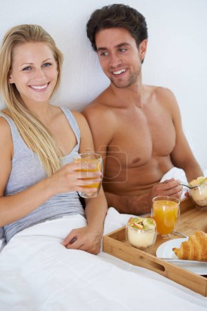 Photo for Portrait of happy couple, morning and breakfast in bed to wake up with food or meal together to relax. Man, smile or woman in home eating healthy snack or drinking juice for diet for love in bedroom. - Royalty Free Image