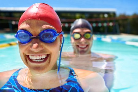 Gafas, retrato o pareja feliz en piscina para entrenamiento deportivo, entrenamiento o trabajo en equipo para fitness. Cara, nadadores o deportistas en ejercicio para apoyo, salud o bienestar con sonrisa en el agua.