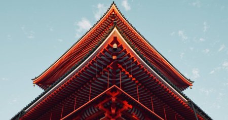 Foto de Templo japonés, cielo azul y arquitectura, religión y tradicional con construcción para el budismo, para la fe. Tradición, cultura y paisaje en Japón, lugar de culto con propiedades o bienes raíces. - Imagen libre de derechos