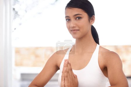Foto de Manos de oración, yoga y retrato de mujer en casa para el ejercicio de pilates, la salud corporal o el bienestar. Postura Namaste, pranayama y una persona o niña relajarse, actividad física o equilibrio para la práctica de fitness. - Imagen libre de derechos