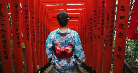 Foto de Mujer, japonés y templo o volver a la cultura tradicional por respeto Tokio viaje, espiritualidad o historia. Persona femenina, kimono y escalera a pie en el edificio sintoísta, adorar la paz o explorar. - Imagen libre de derechos