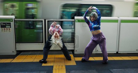 Foto de Mujer asiática, estación de baile y ferrocarril en tren para la energía, el arte o la actuación subterránea en metro. Mujeres, amigas o bailarinas de hip hop en Japón, practican o entrenan juntas en transporte. - Imagen libre de derechos