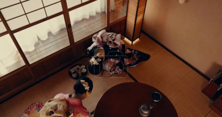 Foto de Mujer, ceremonia del té y cultura japonesa en sala de tatami para la fe religiosa, el respeto o el ritual. Persona asiática, arrodillarse y inclinarse en la práctica de kimono o bebida caliente para la atención plena curación, adoración o santo. - Imagen libre de derechos