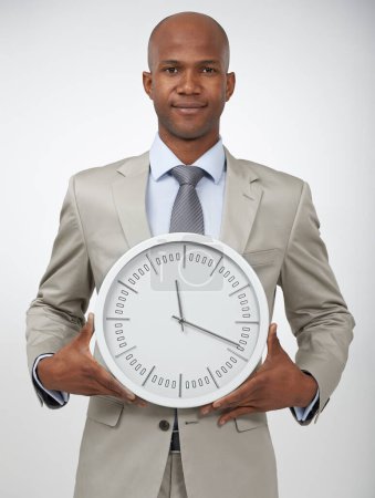 Foto de Empresario, retrato y hora del reloj para abogado profesional corporativo para plazo de trabajo, prisa o puntual. Persona negra, cara y fondo blanco en estudio para empresa eficiente, hora o maqueta. - Imagen libre de derechos