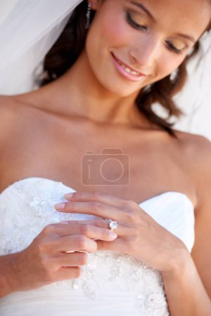 Téléchargez les photos : Femme mariée, mariage et heureux pour bague en diamant, idées et pensée pour l'engagement à l'événement, la célébration et la fête. Fille, mariage et bijoux pour l'amour, le métal et la main avec vision, sourire et mémoire. - en image libre de droit