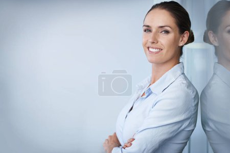 Téléchargez les photos : Portrait de femme heureuse au bureau avec les bras croisés, confiance et emploi dans l'agence comptable. Conseillère financière, comptable professionnelle ou gestionnaire de projet financier dans un espace maquillé avec sourire - en image libre de droit
