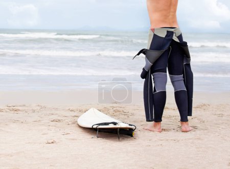 Téléchargez les photos : Plage, corps ou prêt à commencer à surfer avec planche de surf en vacances ou d'aventure pour la remise en forme ou Voyage. Vue arrière d'un athlète, d'un maillot de bain ou d'un homme au bord de la mer en vacances à Hawaï ou sur l'océan dans des sports extrêmes. - en image libre de droit