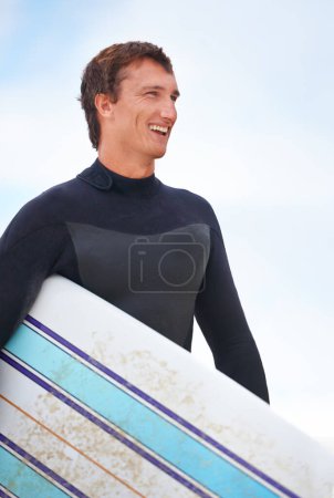 Foto de Surfista, hombre feliz en la playa y tabla de surf, vacaciones y aventura para fitness y viajes al aire libre. Océano, olas para el surf y vacaciones junto al mar en Hawái, naturaleza y turismo con deportes extremos. - Imagen libre de derechos