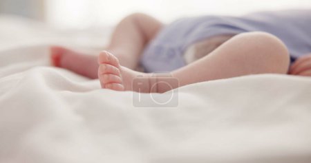 Téléchargez les photos : Dormir, rêver et les pieds du bébé sur le lit pour la garde d'enfants, se reposer et se détendre dans la crèche. Adorable, mignon et gros plan des orteils du nouveau-né innocent pour la santé, le bien-être et le développement à la maison. - en image libre de droit