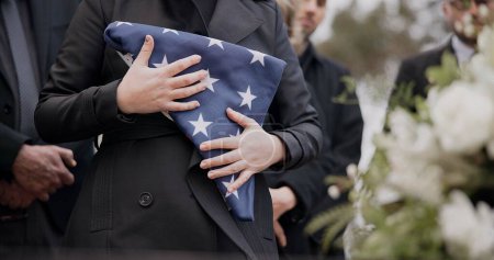 Téléchargez les photos : Mains, drapeau américain et mort avec une personne à un enterrement, pleurant une perte de chagrin dans un cimetière. Guerre, cimetière et une épouse de l'armée à un service commémoratif pour dire au revoir à un soldat tombé au champ d'honneur. - en image libre de droit