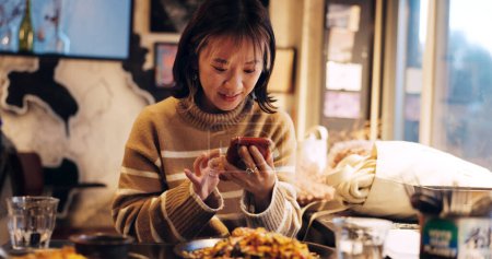 Téléchargez les photos : Femme japonaise, smartphone et nourriture saine au restaurant pour le dîner, la nutrition et heureux sur les médias sociaux. Personne, téléphone portable ou déjeuner dans la ville de Tokyo avec saveur umami ou plat végétarien en vacances. - en image libre de droit