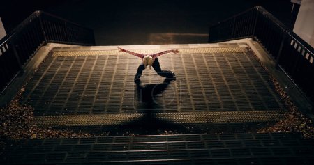 Foto de Mujer japonesa, ciudad y baile en las escaleras, cuerpo en movimiento y libertad para la actuación callejera en la noche. Chica, bailarina o persona con arte, concierto y pasos con creatividad, visión y equilibrio en Tokio. - Imagen libre de derechos