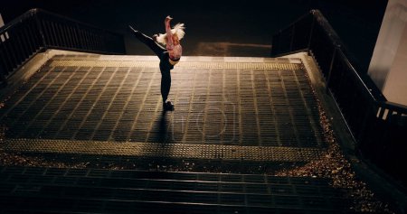 Téléchargez les photos : Femme japonaise, ville et danse dans les escaliers, corps en mouvement et liberté pour la performance de rue dans la nuit. Fille, danseuse ou personne avec art, concert et pas avec créativité, vision et équilibre à Tokyo. - en image libre de droit