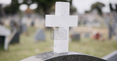 Téléchargez les photos : Funérailles, cimetière et croix sur pierre tombale pour la cérémonie de la mort, la religion ou le service commémoratif. Symbole catholique, fond ou signe chrétien sur la pierre tombale pour le deuil, l'enterrement ou la perte dans le cimetière public. - en image libre de droit