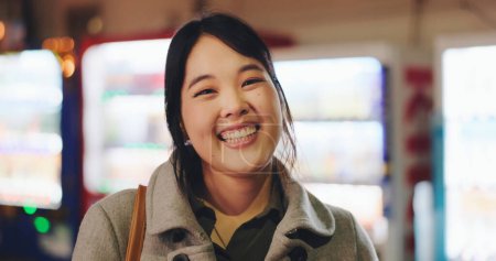Téléchargez les photos : Rire, visage et femme d'affaires confiante pendant la pause déjeuner dans la ville japonaise avec la technologie des distributeurs automatiques. Personne, portrait et bonheur dans la carrière professionnelle, blague drôle et bokeh dans la ville de Tokyo. - en image libre de droit