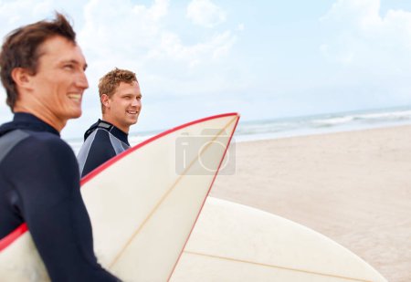 Téléchargez les photos : Planche de surf, heureux ou amis attendant à la plage en vacances ou à l'aventure pour la remise en forme ou Voyage. Prêt, les gens ou les surfeurs en mer en vacances dans l'océan à Hawaï pour le bien-être ou les sports extrêmes. - en image libre de droit