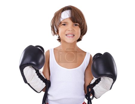 Téléchargez les photos : Joyeux, la boxe et le portrait de l'enfant dans le combat avec courage et l'apprentissage des arts martiaux en fond blanc. Boxer, gants ou chevreau avec entraînement à l'autodéfense, à l'exercice ou à la pratique avec poing en équipement. - en image libre de droit