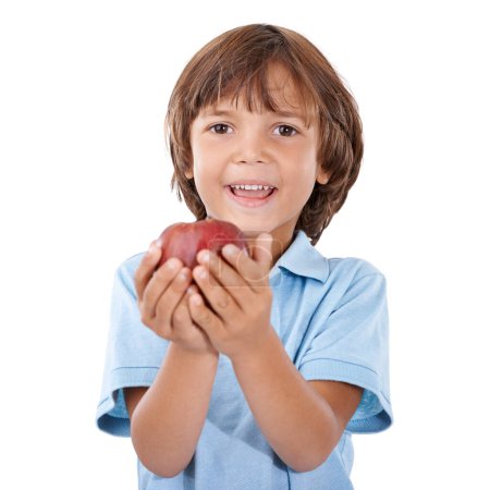 Téléchargez les photos : Portrait de garçon, enfant et pomme pour la santé et la nutrition avec collation végétalienne pour le bien-être sur fond blanc. Fruits biologiques, aliments sains et manger pour la vitamine c, bienfaits et sourire des jeunes en studio. - en image libre de droit