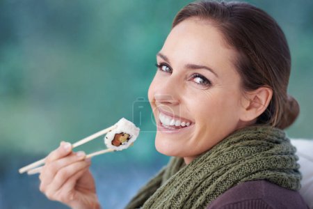 Foto de Mujer, sushi con palillos y comida en retrato, almuerzo o cena con sonrisa, cocina japonesa y mariscos. Catering, saludable y dieta, relajarse con la comida en casa y feliz con el plato para el hambre. - Imagen libre de derechos