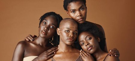 Téléchargez les photos : Soins de la peau, visage ou modèles de femmes noires heureuses avec une peau éclatante isolée sur fond brun. Dermatologie faciale, cosmétiques de beauté ou de diversité pour maquillage en studio avec des amies ou des Africaines. - en image libre de droit