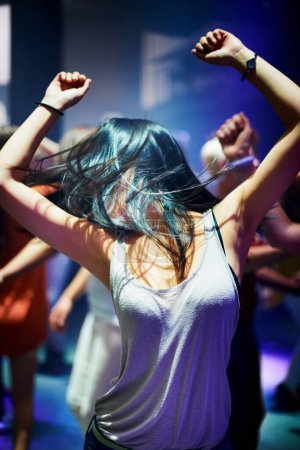 Téléchargez les photos : Femme, danse et musique à rave, heureux et fête en boîte de nuit, festival et événement dj. Disco, rock et liberté avec fille excitée dans la foule des fans pour la célébration, l'énergie et la performance techno. - en image libre de droit