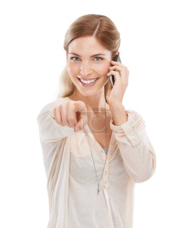 Foto de Retrato de mujer feliz, llamada telefónica o señalándote por hablar sobre fondo blanco en el estudio. Sonrisa, gesto de la mano o dama hablando de elección, oportunidad o selección en la comunicación móvil. - Imagen libre de derechos