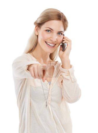 Téléchargez les photos : Portrait de femme heureuse, appel téléphonique ou pointant vers vous avec le sourire sur fond blanc en studio. Parler, geste de la main ou dame parlant de choix, opportunité ou sélection sur la communication mobile. - en image libre de droit
