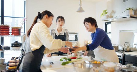 Téléchargez les photos : Japon, les femmes et la cuisine dans la cuisine avec l'enseignement de la recette, la cuisine japonaise et un repas sain au restaurant. Chef, personnes et déjeuner traditionnel avec apprentissage ou instruction pour le dîner et la culture. - en image libre de droit